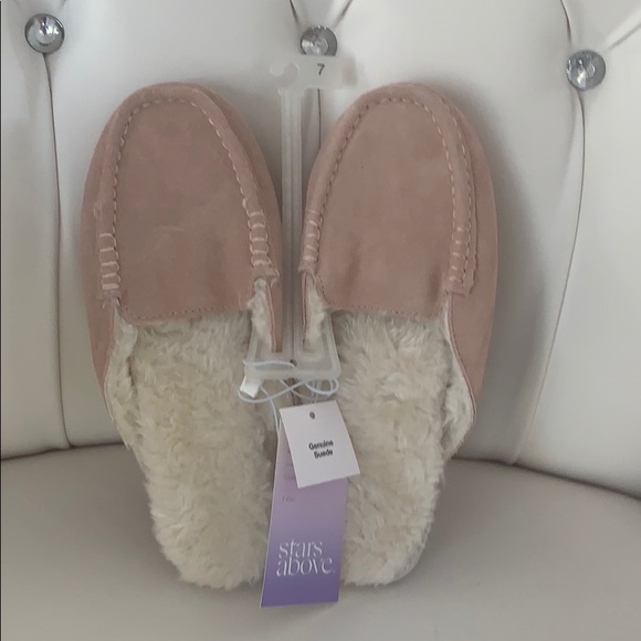 Shoes - NWT PINK MOCCASIN SLIPPERS WOMENS SZ 7 fluf lined